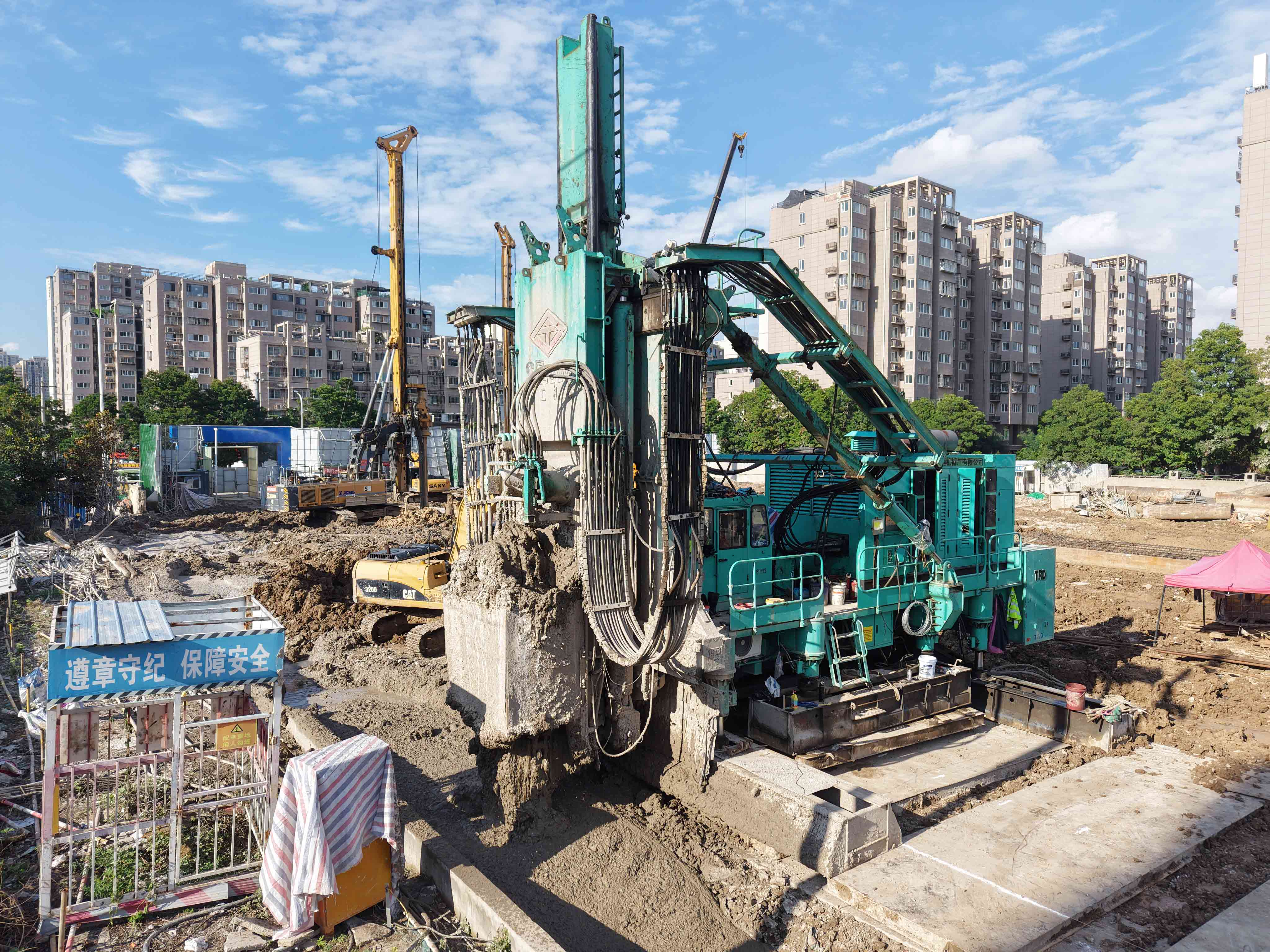 TRD工法机破“钢管迷宫” 成功实施水泥土止水墙施工-三星领航机械有限公司(图5)