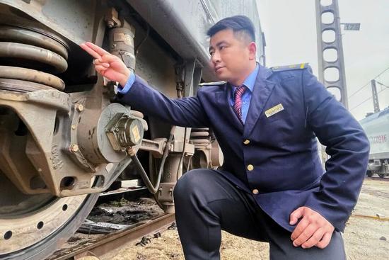 铁路人谢康助力湘超夺冠：球场与轨道上的双线拼搏-三星领航机械有限公司(图4)