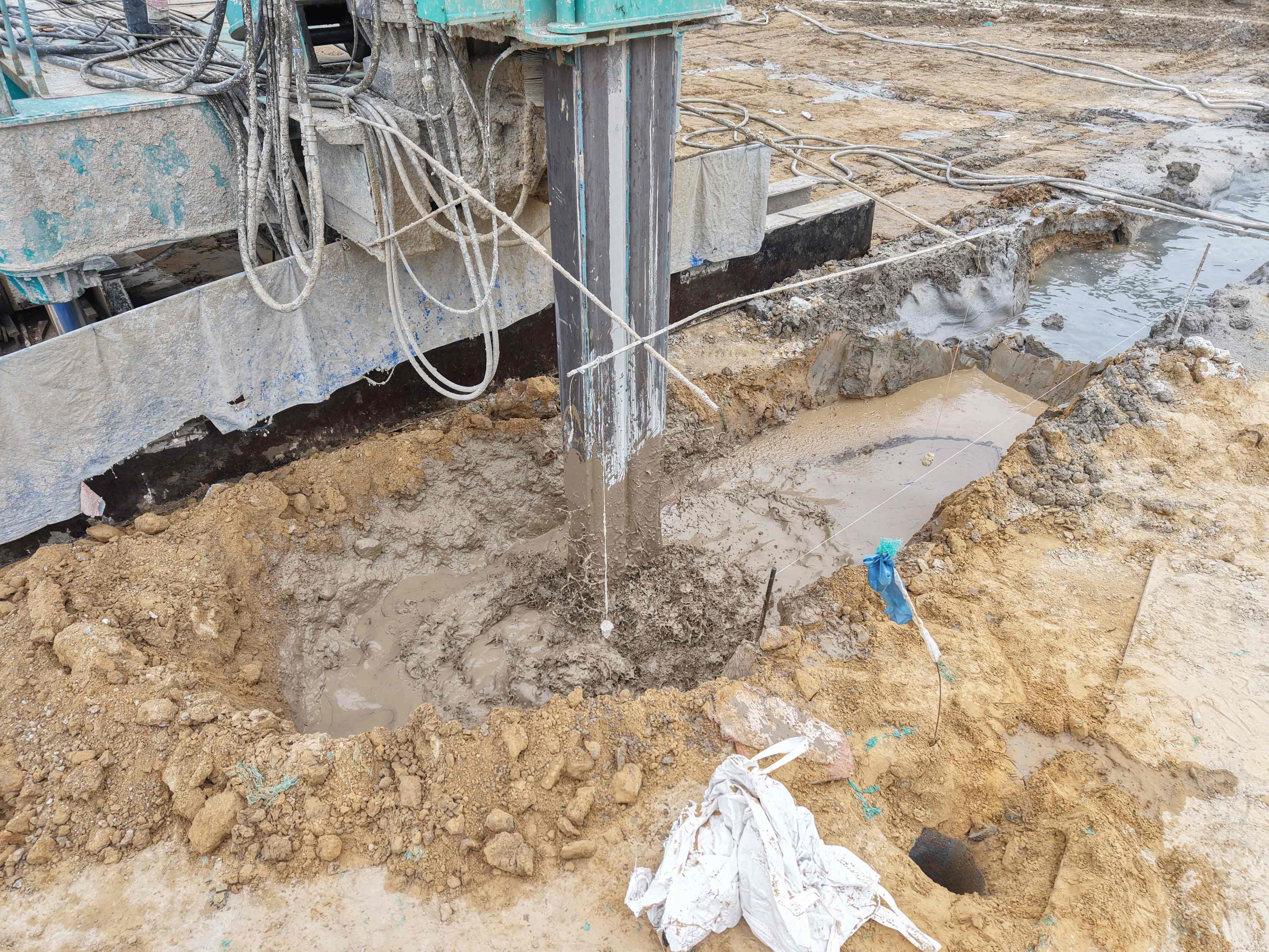 双轮搅拌钻机助力山东重点医疗项目建设地下止水帷幕工程-三星领航机械有限公司(图7) 双轮搅拌钻机助力山东重点医疗项目建设地下止水帷幕工程-三星领航机械有限公司(图7)