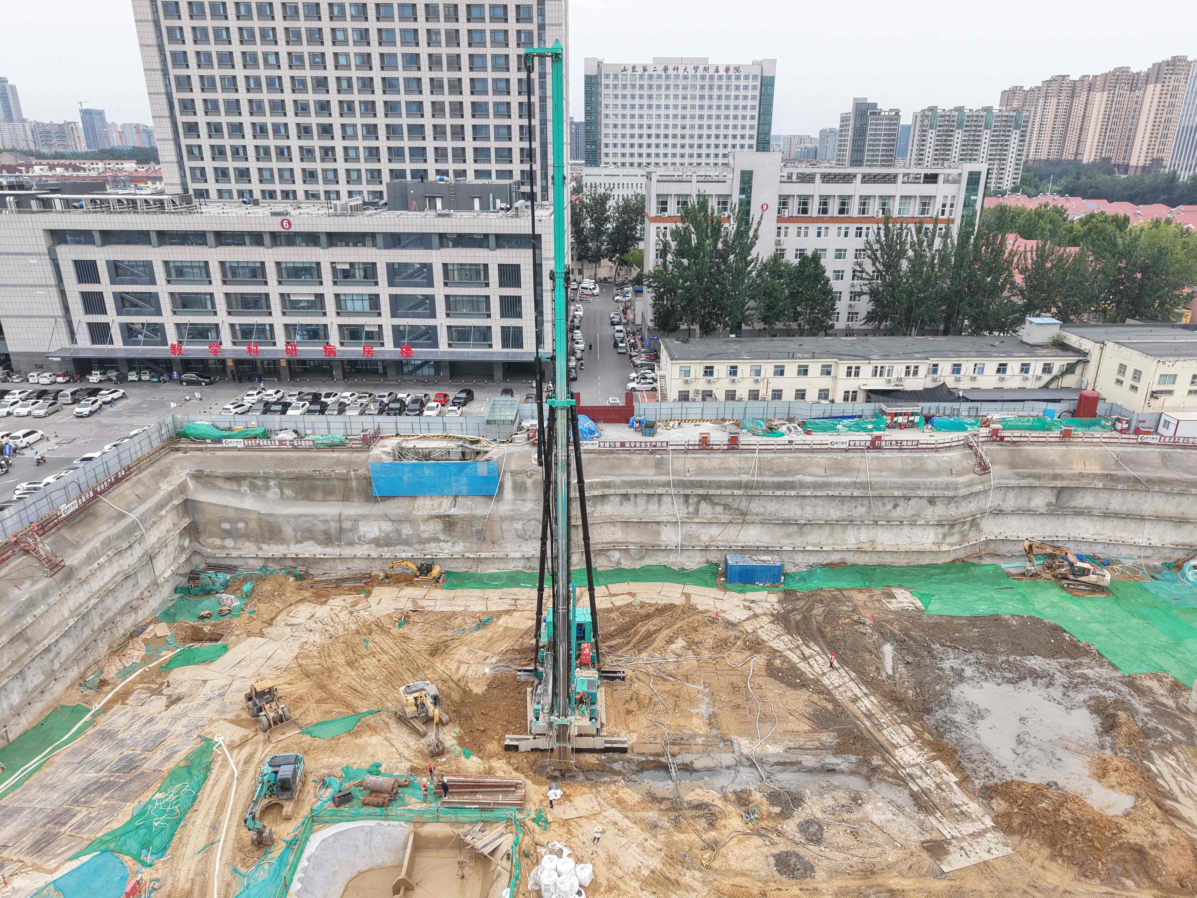 双轮搅拌钻机助力山东重点医疗项目建设地下止水帷幕工程-三星领航机械有限公司(图9)