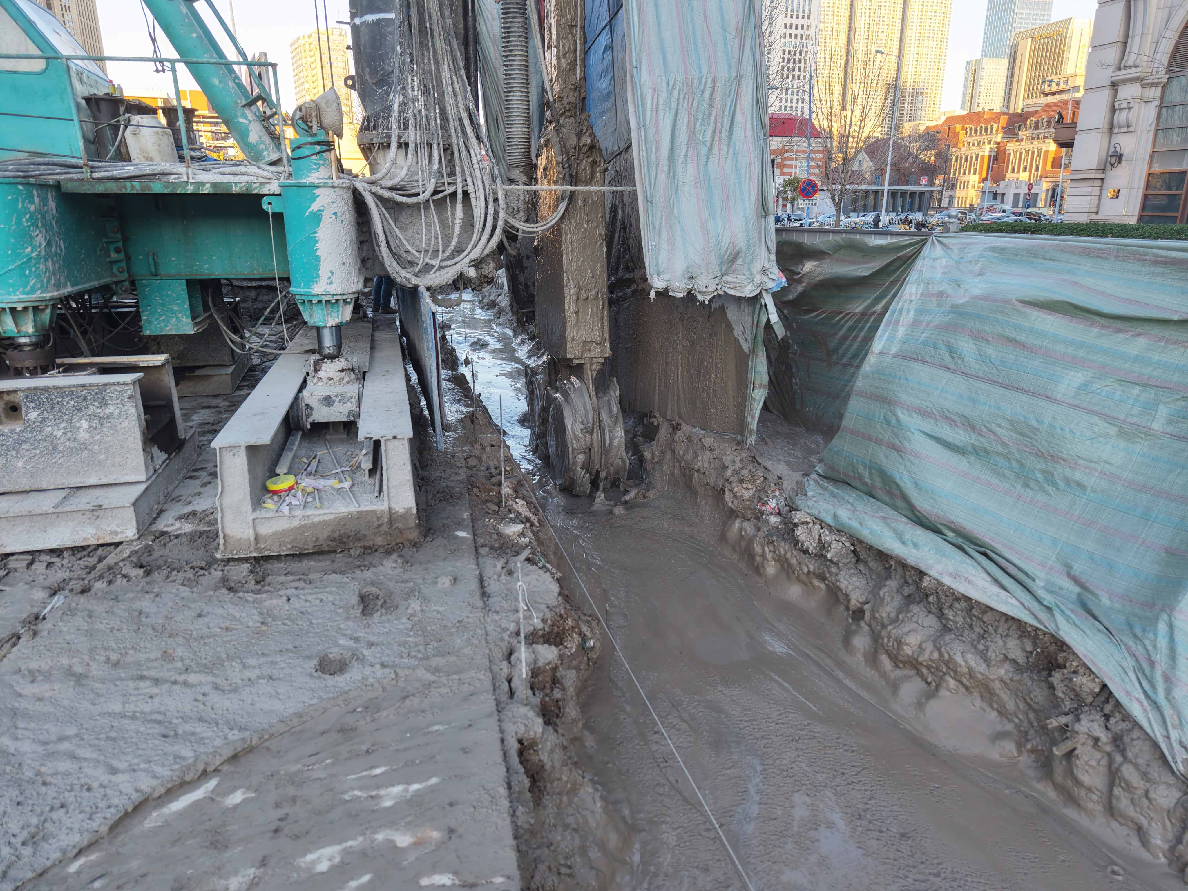 城市核心区地下止水帷幕施工难题破解，智能双轮搅拌钻机显威力-三星领航机械有限公司(图3)