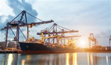 国内首台1200吨级港口桅杆起重机启航 投运温州港服务海上风