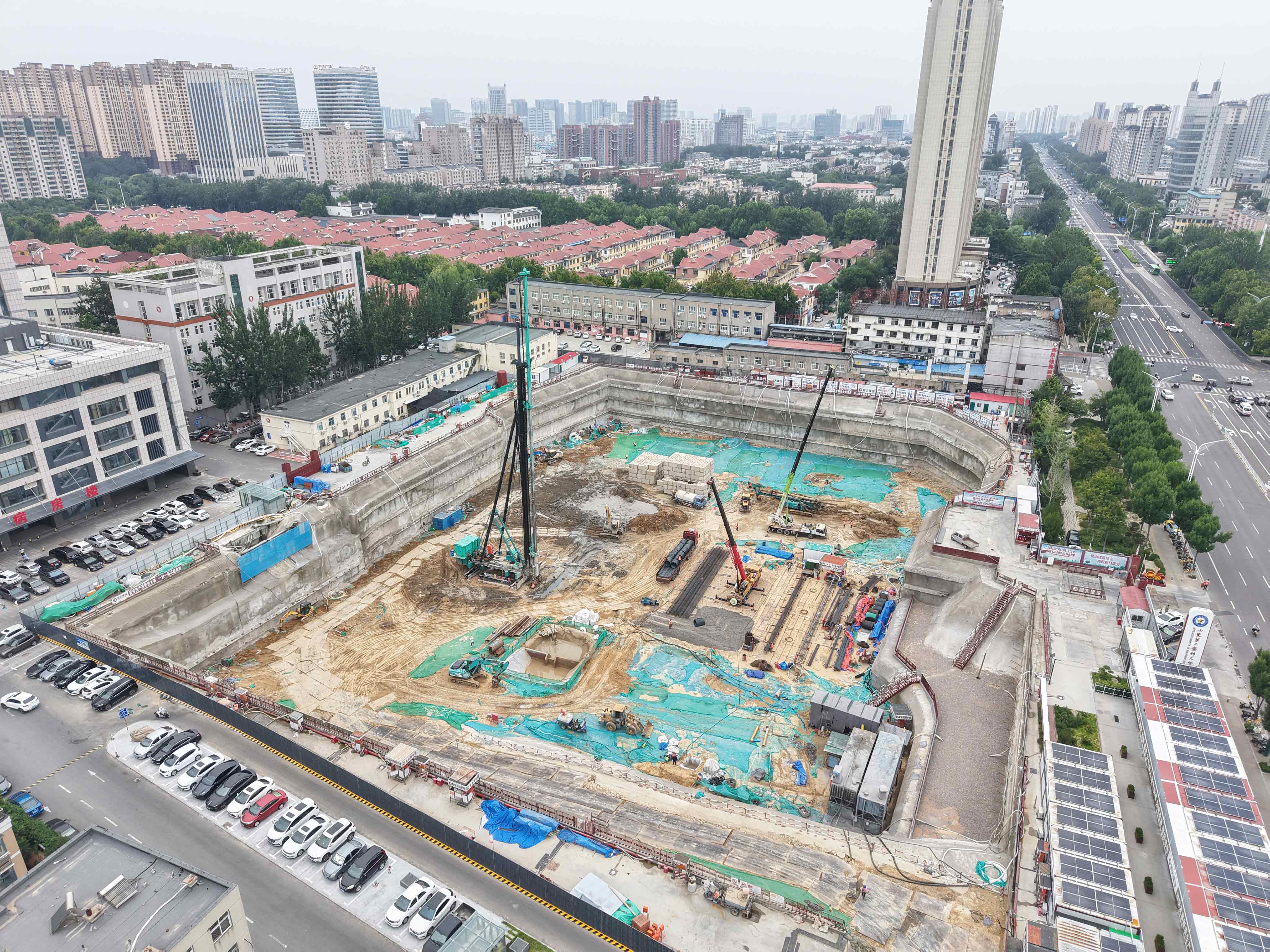 双轮搅拌钻机助力山东重点医疗项目建设地下止水帷幕工程-磐岳机械有限公司(图3)