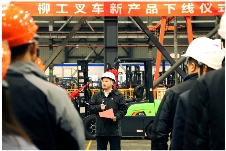 柳工F系列电动叉车正式下线 工业车辆电动化再提速-磐岳机械有限公司(图2)