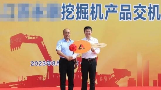 山东临工与江苏集团举行挖掘机交机仪式深化战略合作-磐岳机械有限公司(图3)
