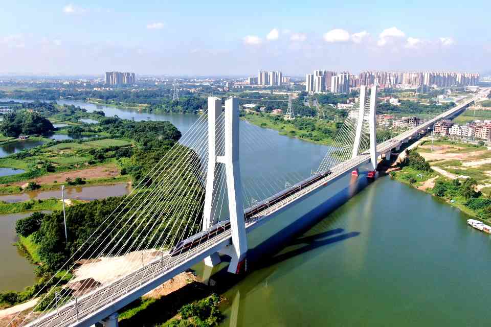 广汕高铁全线开通运营 突破性技术助推湾区互联-磐岳机械有限公司(图1)