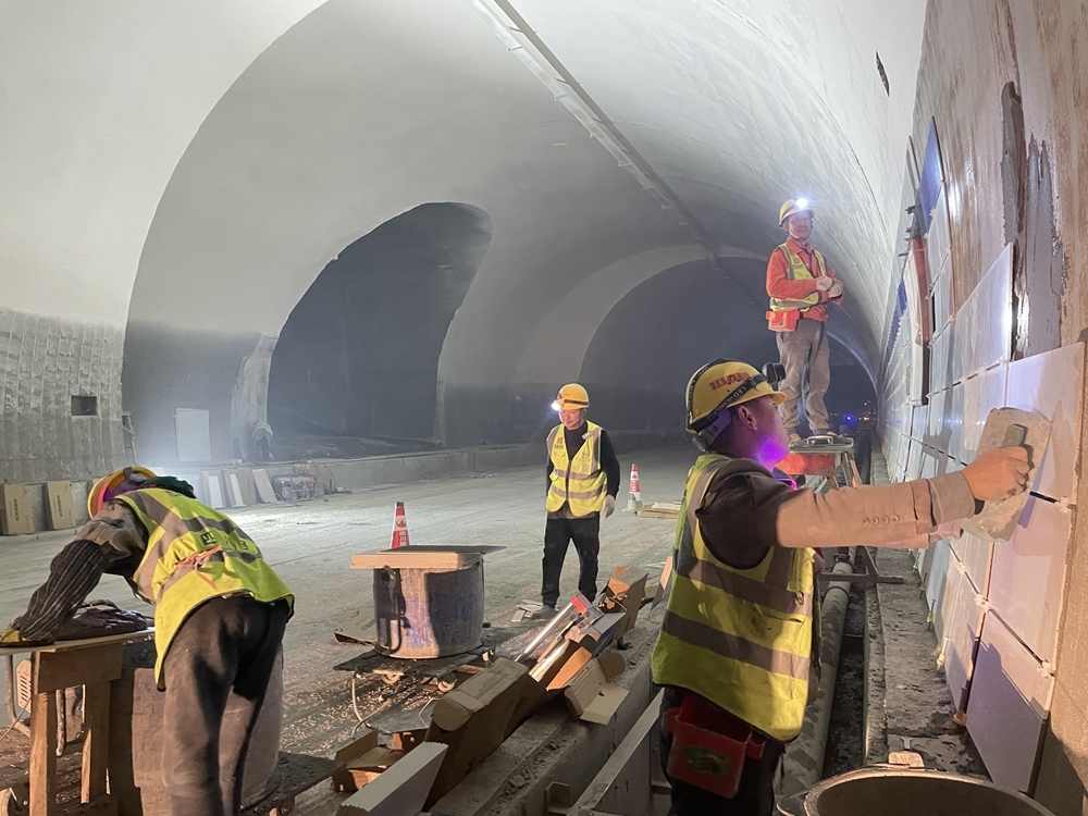 甘肃最长公路隧道攻克高难度地质难关-磐岳机械有限公司(图2)