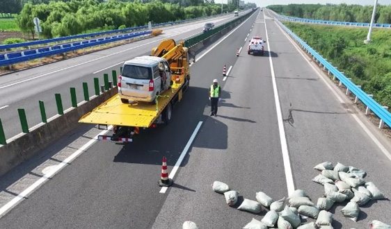 徐工平板清障车,演绎一“机”救援(图1) 徐工平板清障车,演绎一“机”救援(图1)